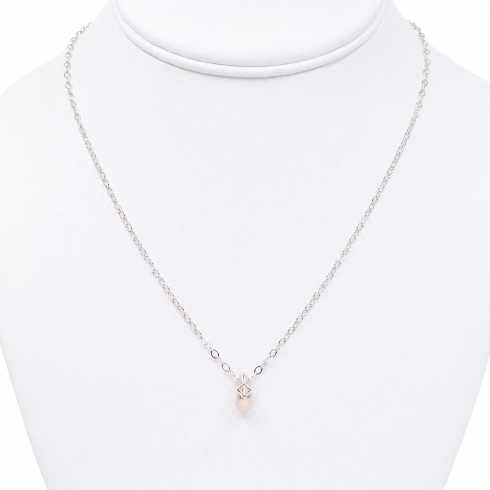Cadena con dije en oro 18K blanco Y brillante Cadena con dije en oro 18K blanco Y brillante