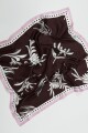 Pañuelo estampado floral chocolate