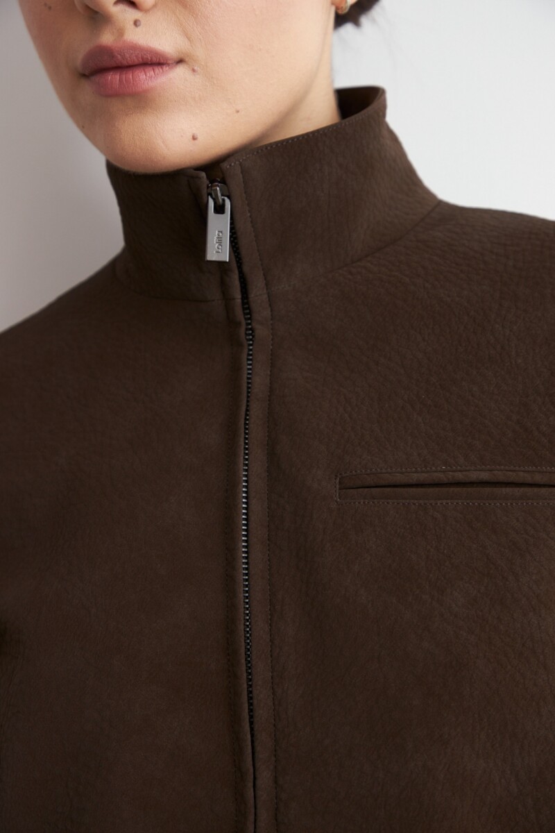 Chaqueta eco cuero con cierre chocolate