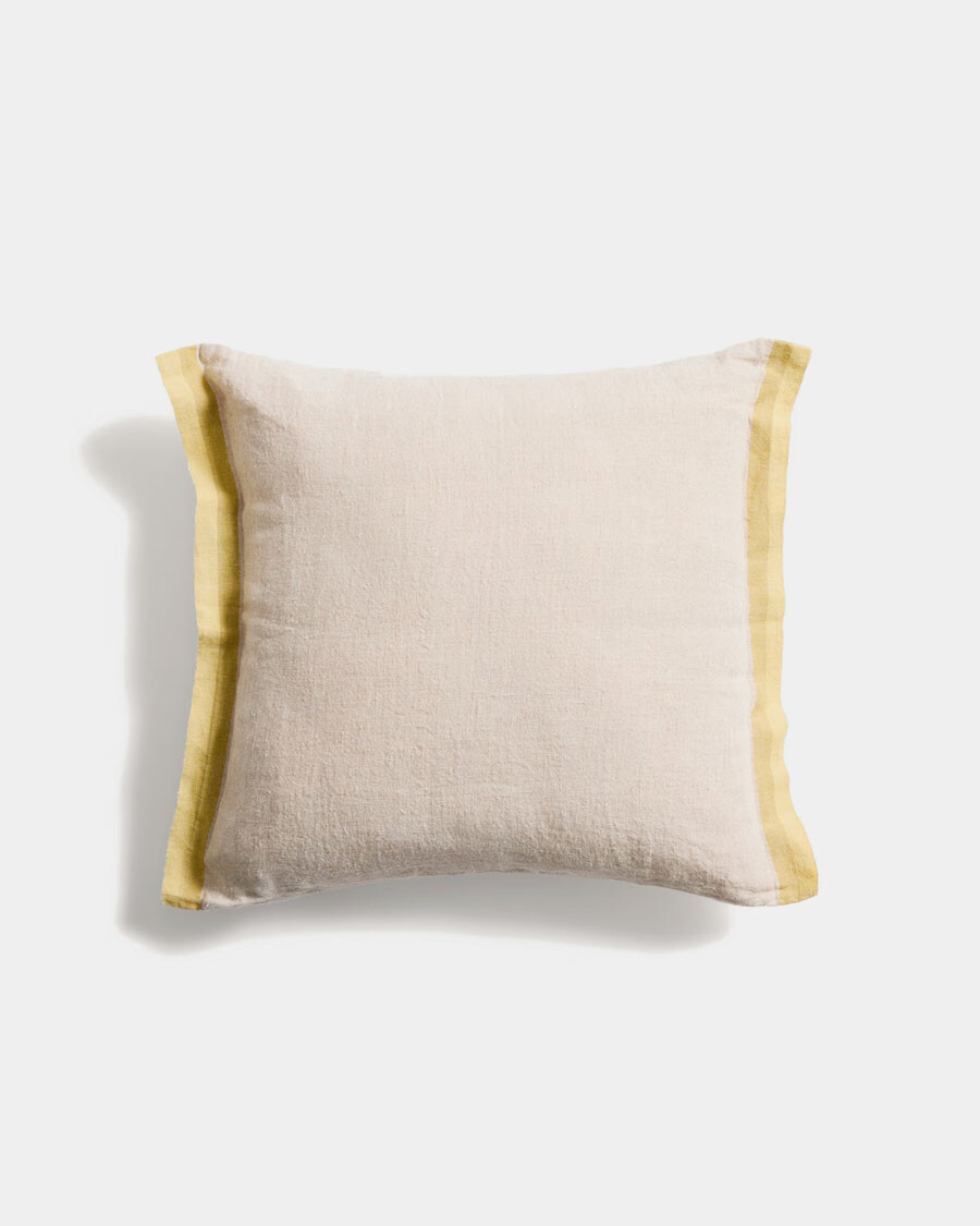 Almohadón Disea de lino beige con detalle amarillo 45 x 45 cm Almohadón Disea de lino beige con detalle amarillo 45 x 45 cm
