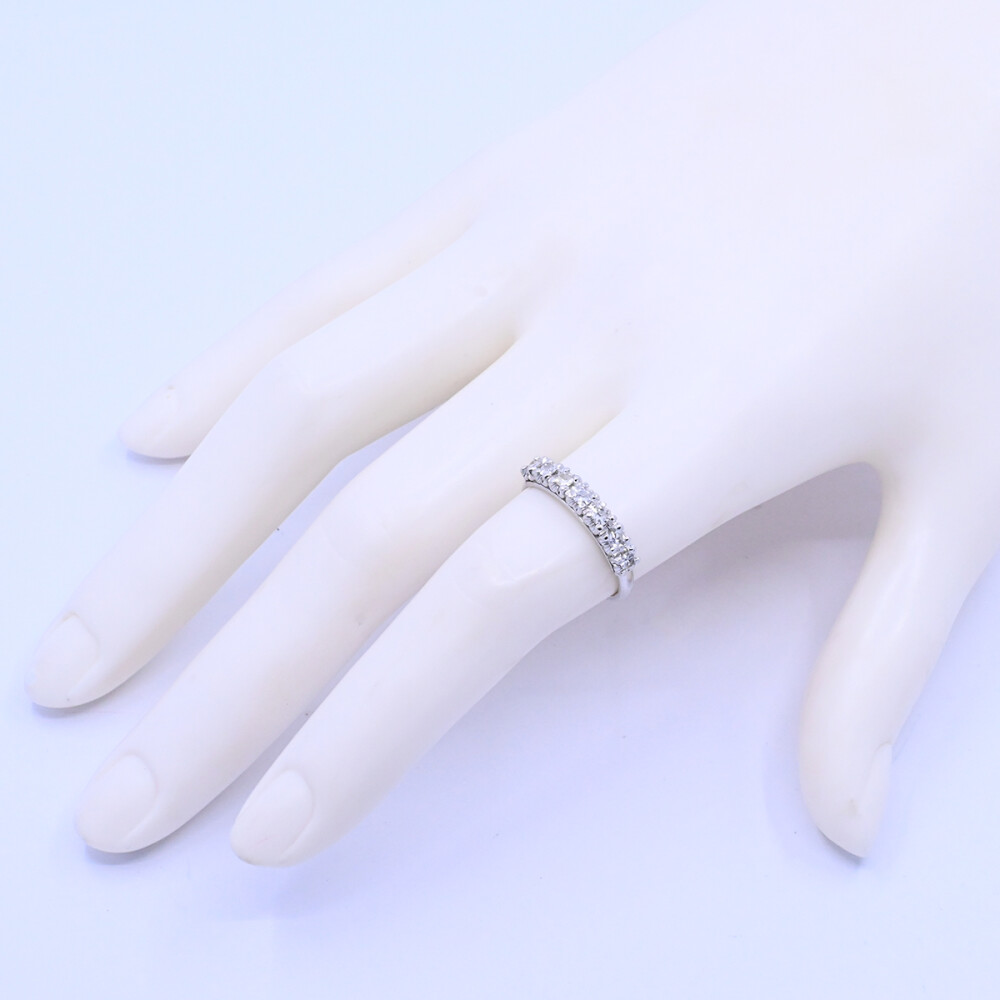 Anillo medio sin fin oro 18k blanco con 7 brillantes engarce 4 puntas. Anillo medio sin fin oro 18k blanco con 7 brillantes engarce 4 puntas.