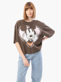 REMERA MICKEY IN LOVE MARRON