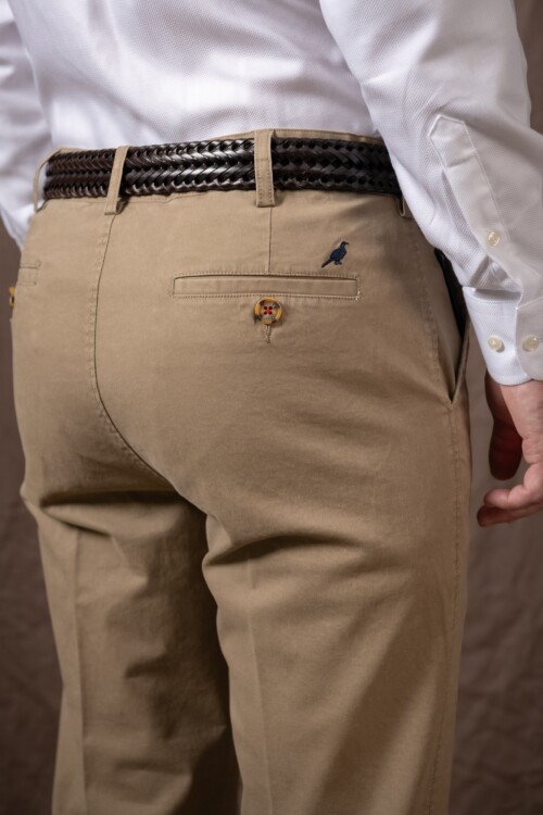 Pantalón gabardina clásico Tostado