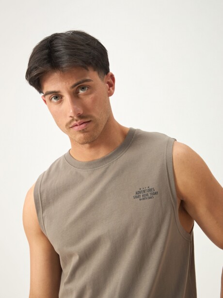 MUSCULOSA ADVENTURES GRIS
