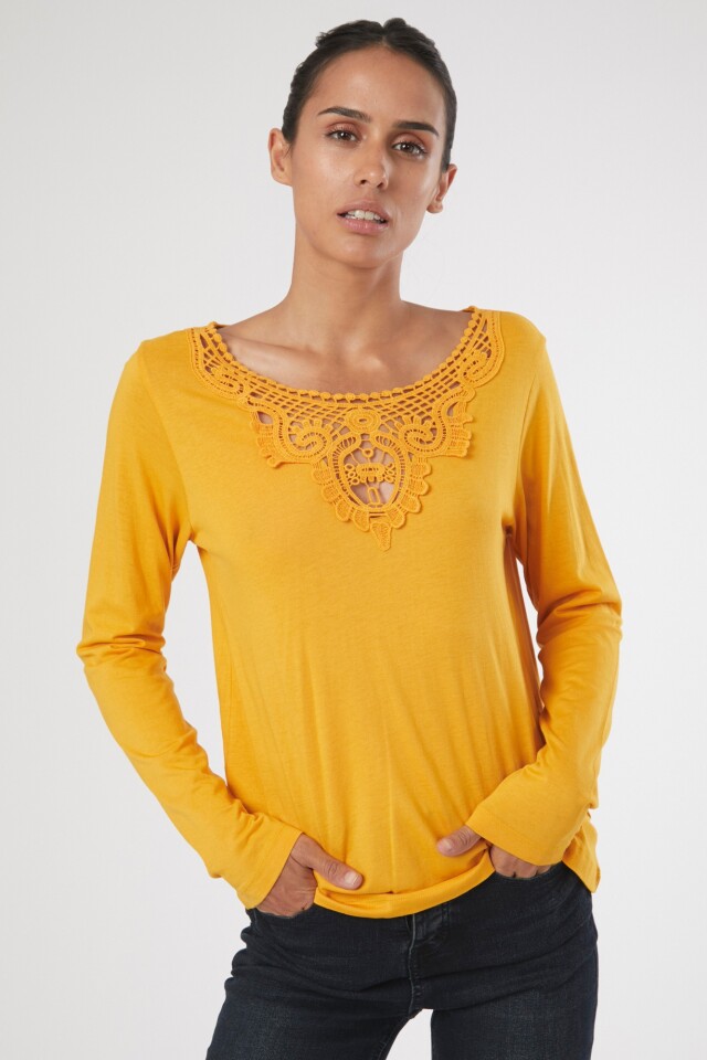 Remera con aplique ocre