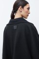 Capa solapa y cuello tejido negro