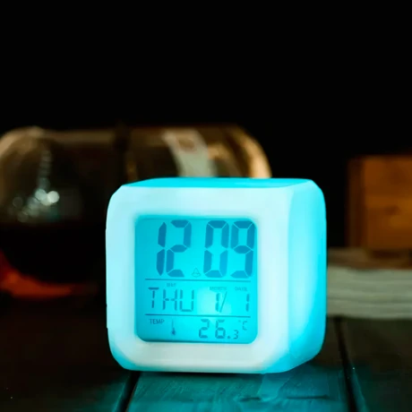 RELOJ DESPERTADOR CUBO CON FECHA Y TEMPERATURA COLORES LED RELOJ DESPERTADOR CUBO CON FECHA Y TEMPERATURA COLORES LED