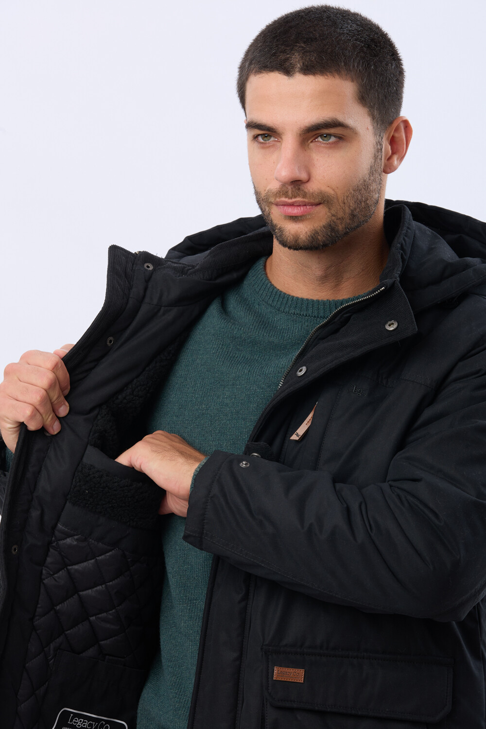CAMPERA CON CAPUCHA DESMONTABLE Negro