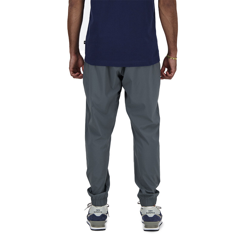 Pantalón New Balance Sport Essentials Woven Jogger Gris