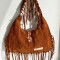 Cartera Alaska En Gamuza Con Flecos Linea Urbana Color Óxido Con Arte