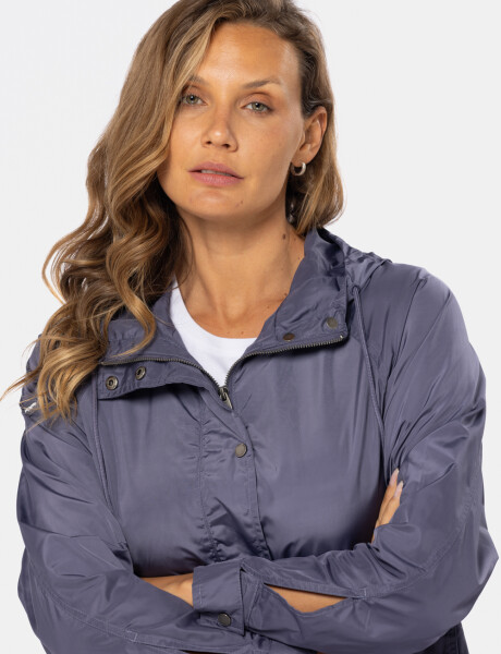 CAMPERA DE NYLON CON CAPUCHA Violeta