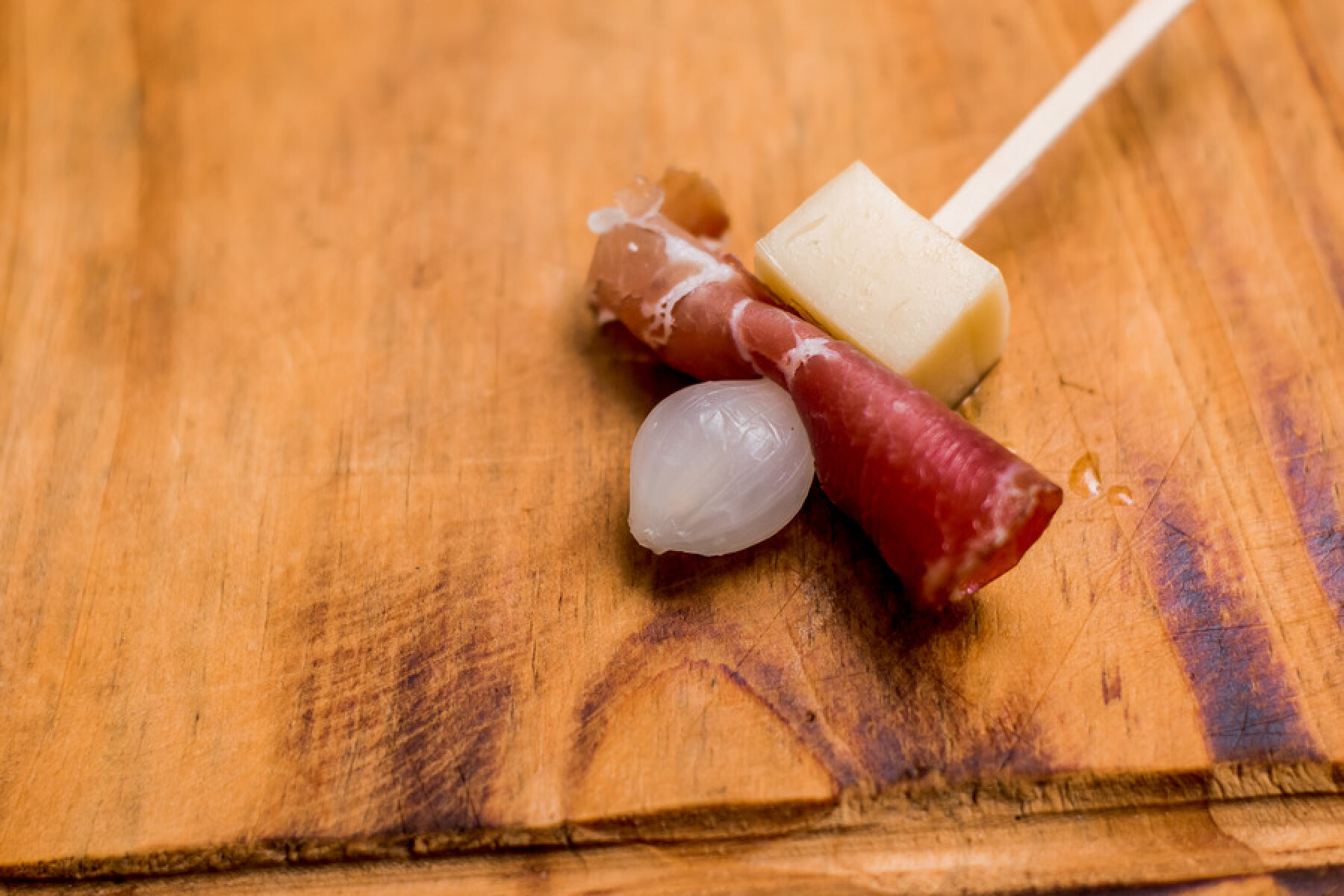 Pincho de bondiola, cebollín y danbo 