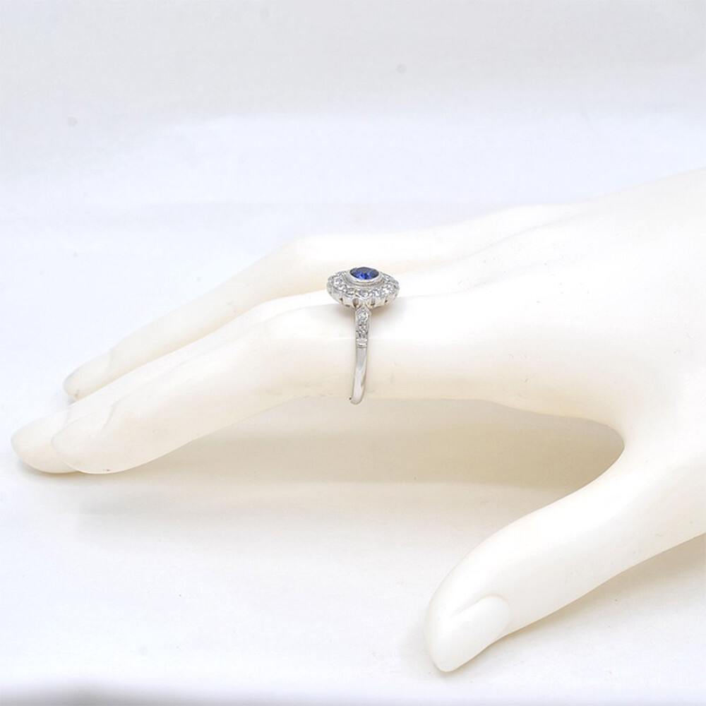 Anillo En Platino, Zafiro Redondo Y Brillantes Anillo En Platino, Zafiro Redondo Y Brillantes