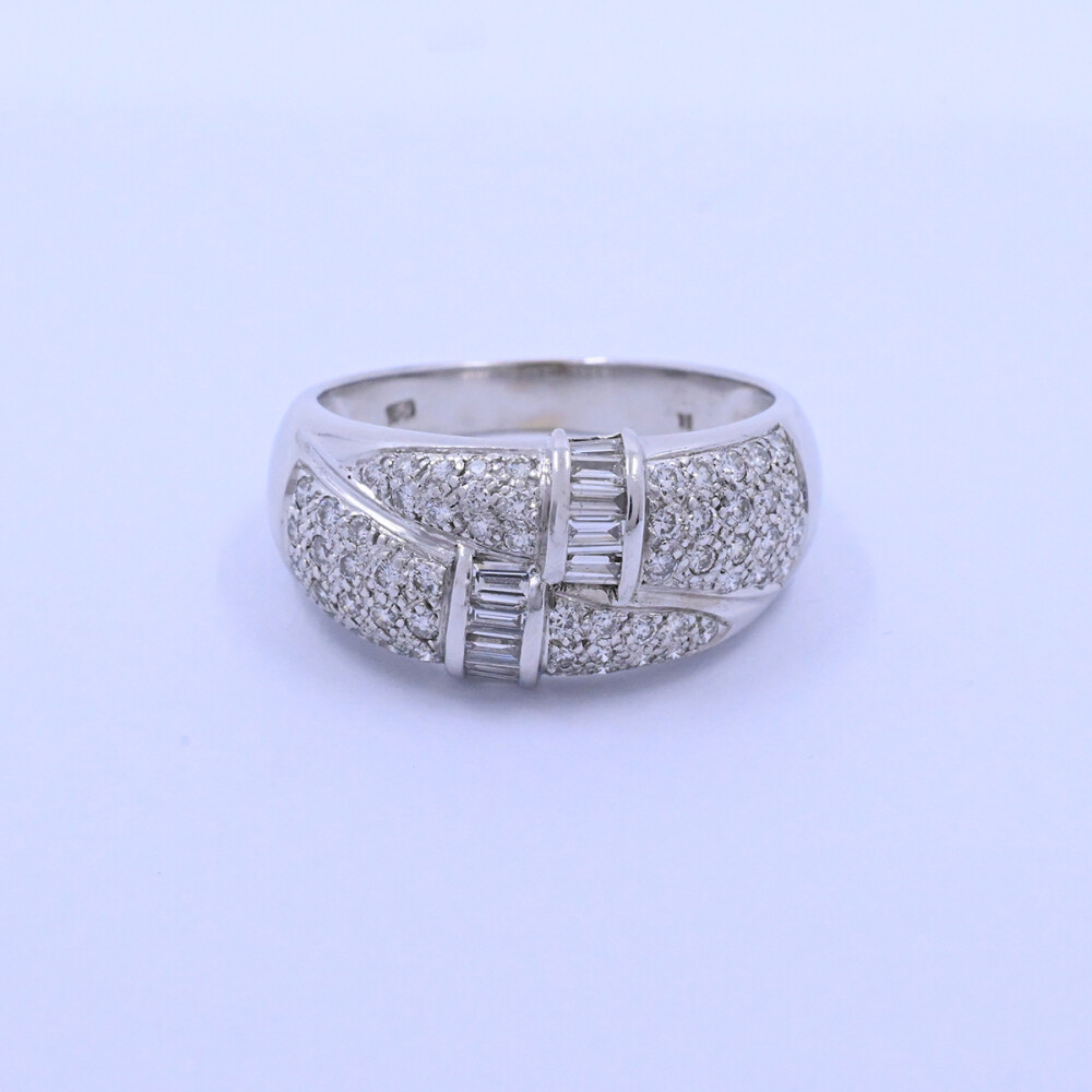 Anillo oro 18k blanco con brillantes baguette y redondos. Anillo oro 18k blanco con brillantes baguette y redondos.