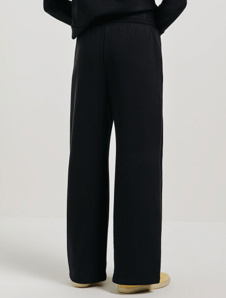 PANTALÓN BÁSICO CON BOLSILLO NEGRO