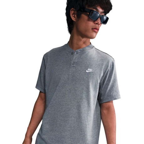 Remera Nike Club de Hombre gris