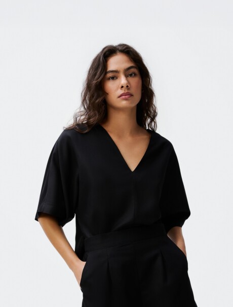 BLUSA CON ESCOTE EN V NEGRO