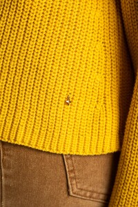 Sweater Algodon Con Bordado Amarillo