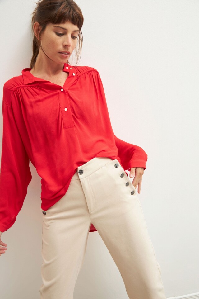 Blusa con frunce rojo