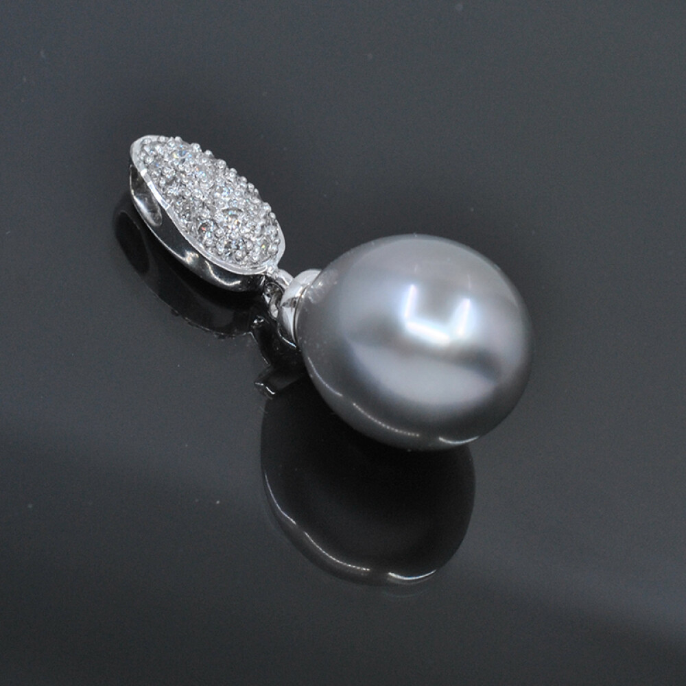 Colgante en oro 18k blanco con perla gris y brillantes Colgante en oro 18k blanco con perla gris y brillantes
