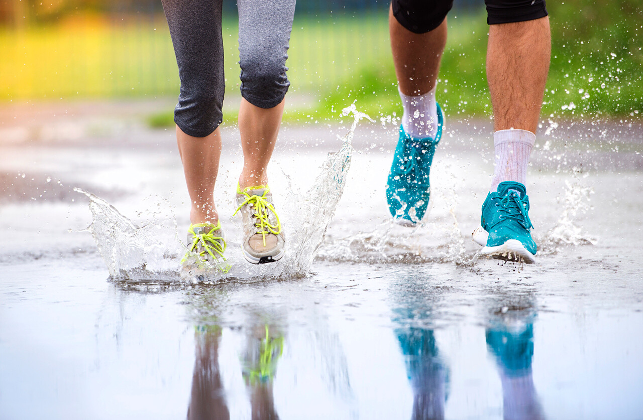 llover-pareja-correr-charco-lluv.jpg