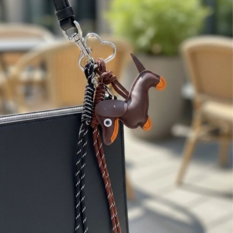 Llavero con accesorios- Perrito Salchicha Llavero Con Accesorios- Perrito Salchicha