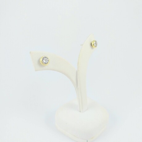 Caravanas de plata 925 con detalles de double en oro 18Ktes con circonia blanca, diámetro 6.5mm, perno y rosca. Caravanas de plata 925 con detalles de double en oro 18Ktes con circonia blanca, diámetro 6.5mm, perno y rosca.
