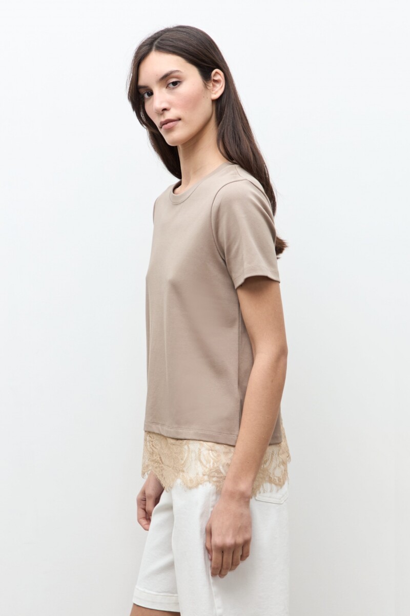 Remera oversized con encaje topo