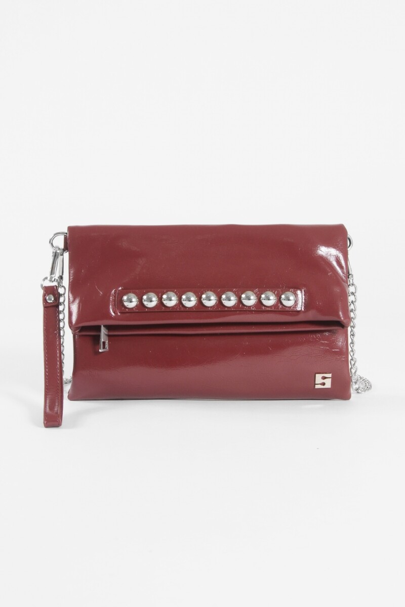 Sobre con tachas y correa bordo