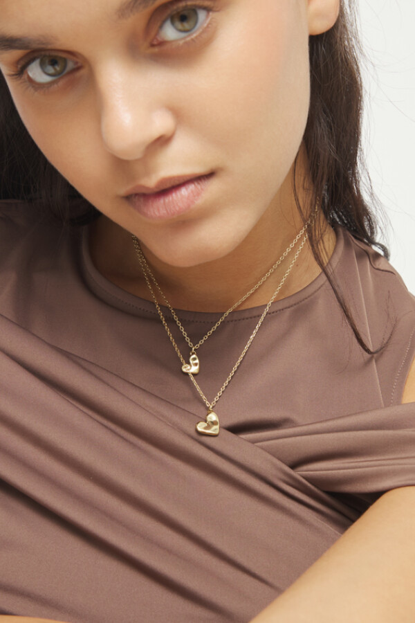 COLLAR DOBLE DE ALEACIÓN DE METALES BAÑADO EN ORO 18K CON DOS CORAZONES Colgante