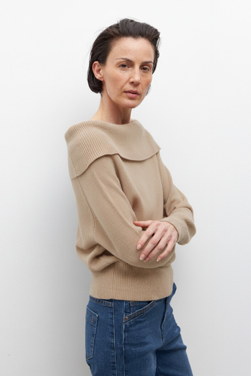 Sweater escote bardot beige