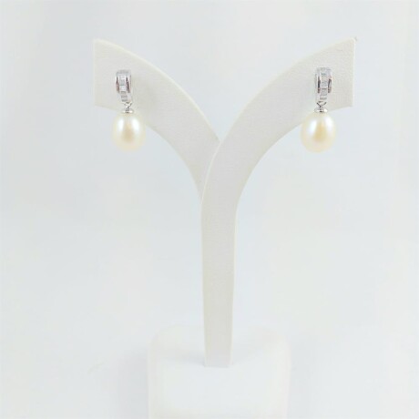 Caravanas de plata 925 con baño de oro gris, perla de río y circonias. Caravanas de plata 925 con baño de oro gris, perla de río y circonias.