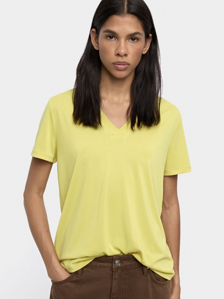 Camiseta Básica Cuello Pico lima