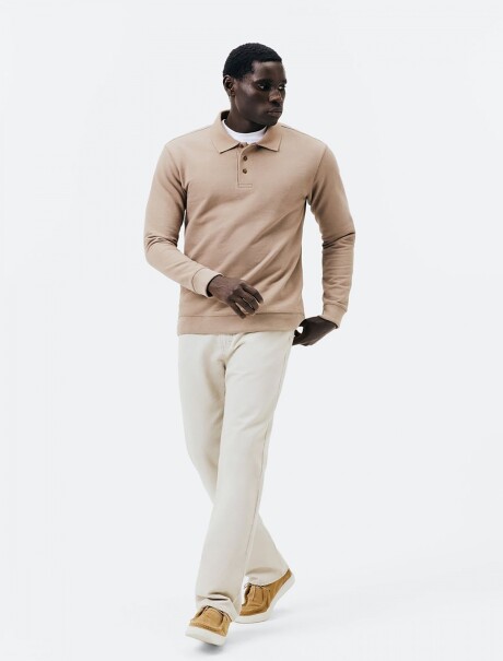 POLO EN PIQUÉ MODELO REGULAR BEIGE