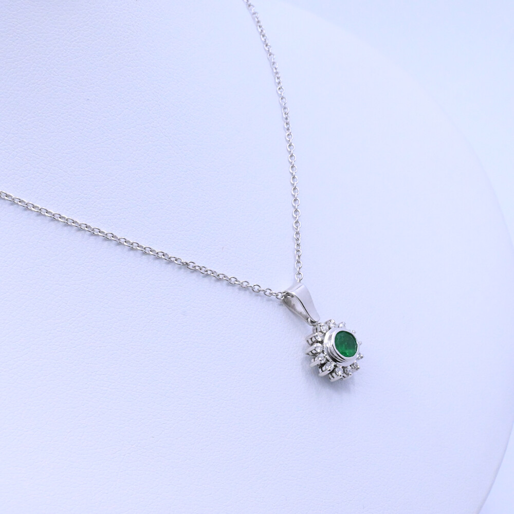 Colgante oro 18k blanco con esmeralda y brillantes. Colgante oro 18k blanco con esmeralda y brillantes.