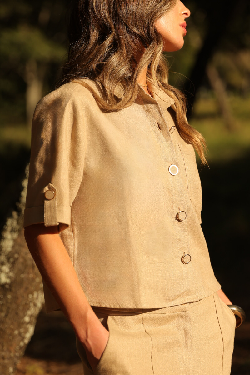 CAMISA CROP CON BOLSILLO RUEDO ITALIANO Y CHARRETERA EN MANGA Beige