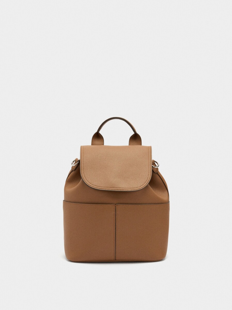 Mochila Con Textura Y Solapa - camel 