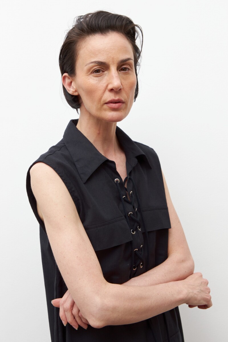 Vestido con ojalillos y bolsillos delanteros negro