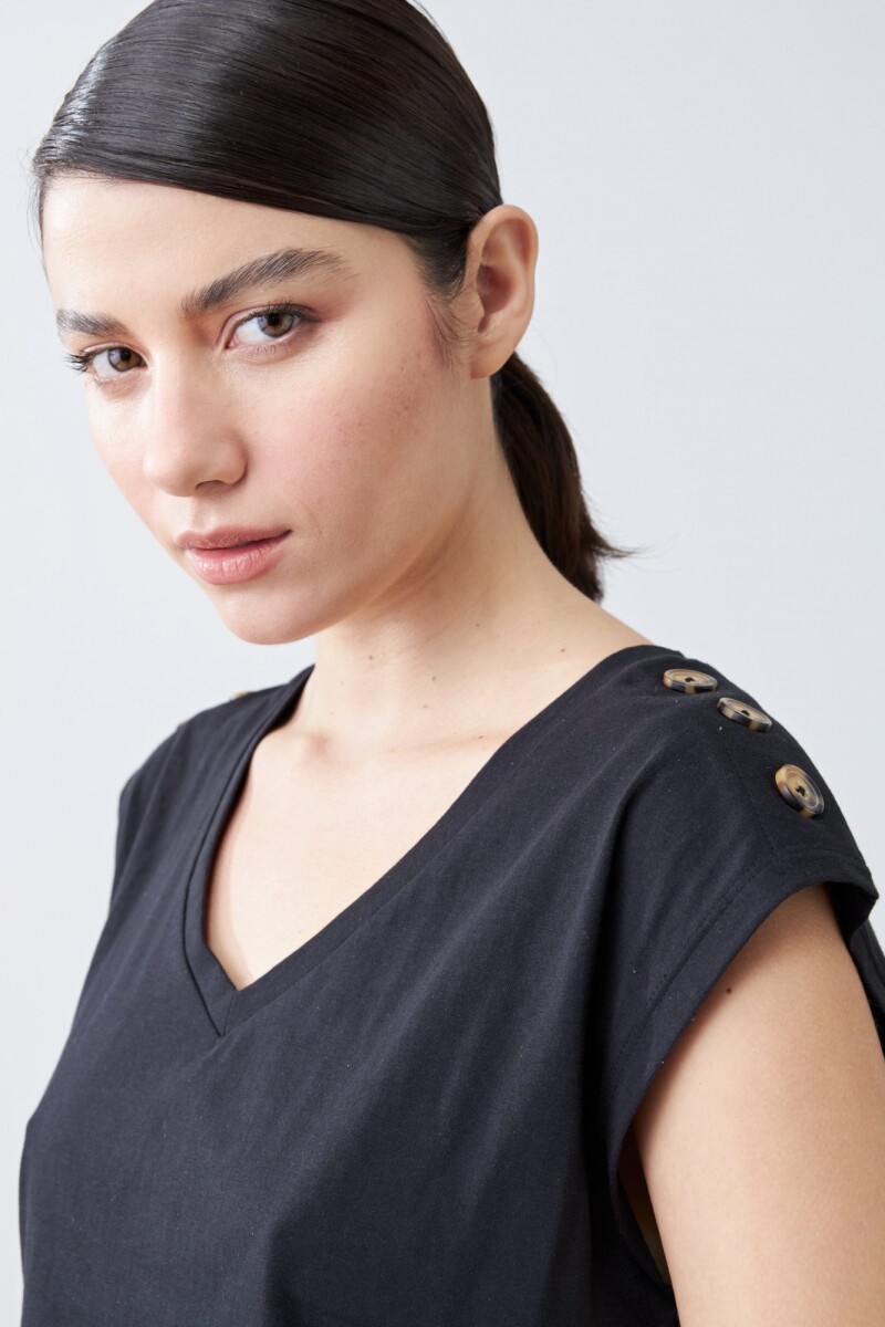 Remera con botones en hombros negro