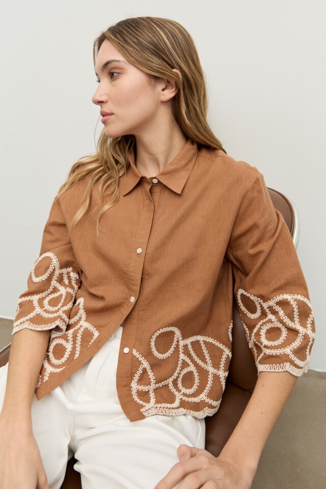 Camisa bordado en contraste camel