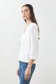 Remera escote en V con broderie blanco