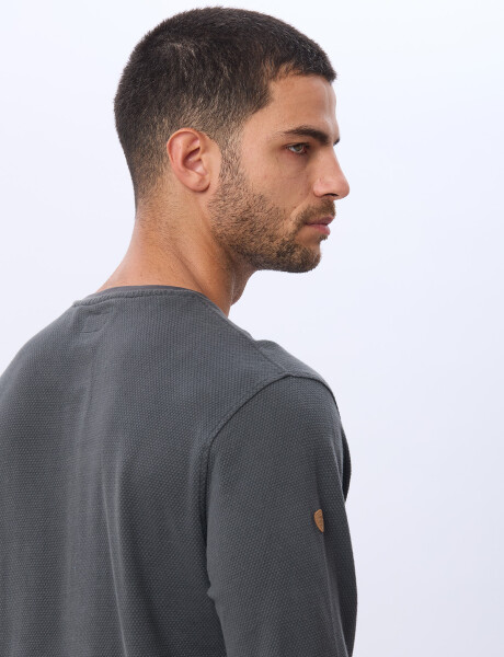 REMERA TEXTURADA DE ALGODÓN GRIS