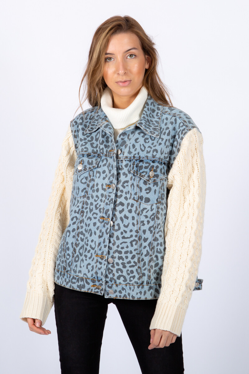 Campera print con mangas tejidas - Celeste 