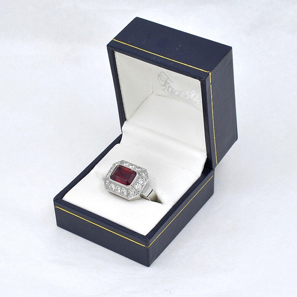 Anillo en oro 18K brillantes y rubí Anillo en oro 18K brillantes y rubí