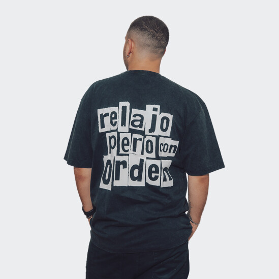 Remera Relajo NewsPaper Negro