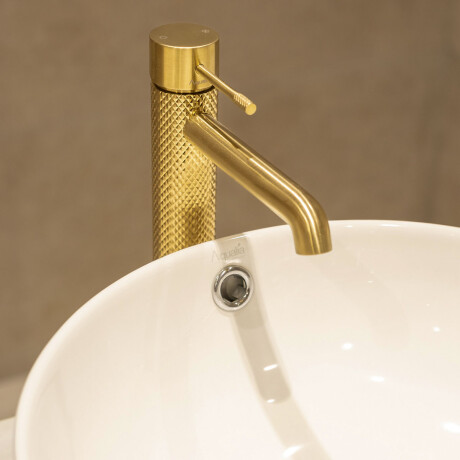 Griferia Lavatorio Alto Cuerpo Labrado En Oro Cepillado - Serie Signature GAMAS DE AMARILLO