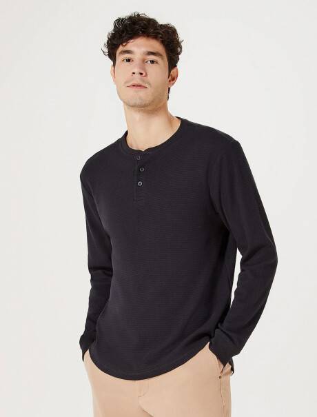 CAMISETA HENLEY TEXTURIZADA NEGRO