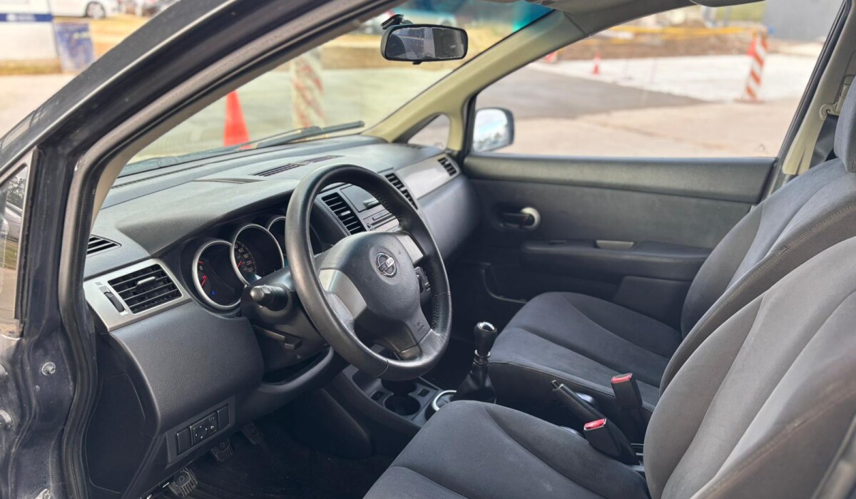 Nissan Tiida Estándar - 2010 Nissan Tiida Estándar - 2010