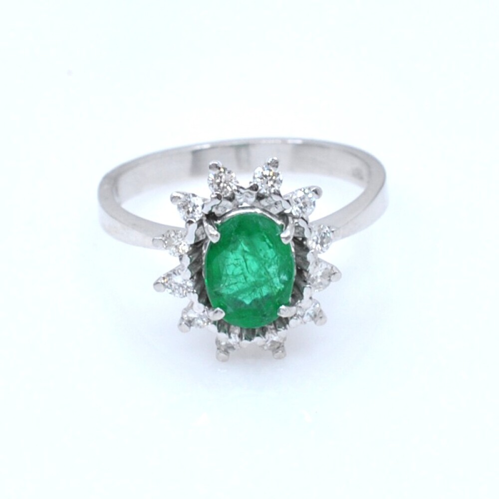 Anillo en oro 18k blanco con esmeralda central y brillantes Anillo en oro 18k blanco con esmeralda central y brillantes