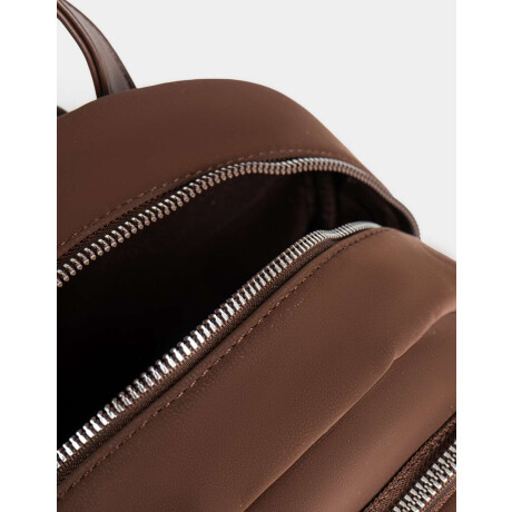 Mochila De Cuerina Con Charm Marron Oscuro